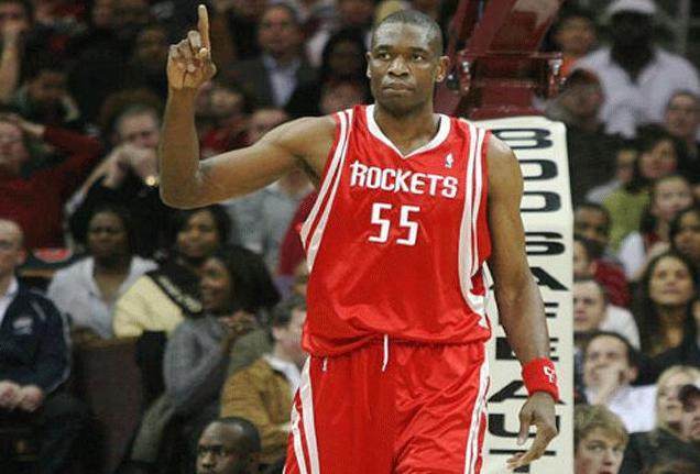 球员受伤倒地，全队围上去