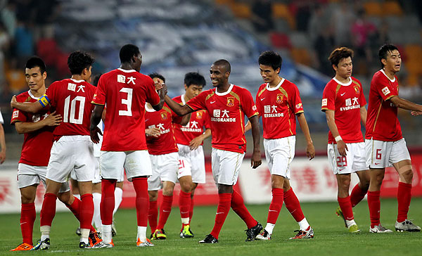 哈哈！只有最后一个让你意想不到的小后卫居然顶住了詹姆斯的蛮牛冲撞！这哥们真是下盘贼稳啊！