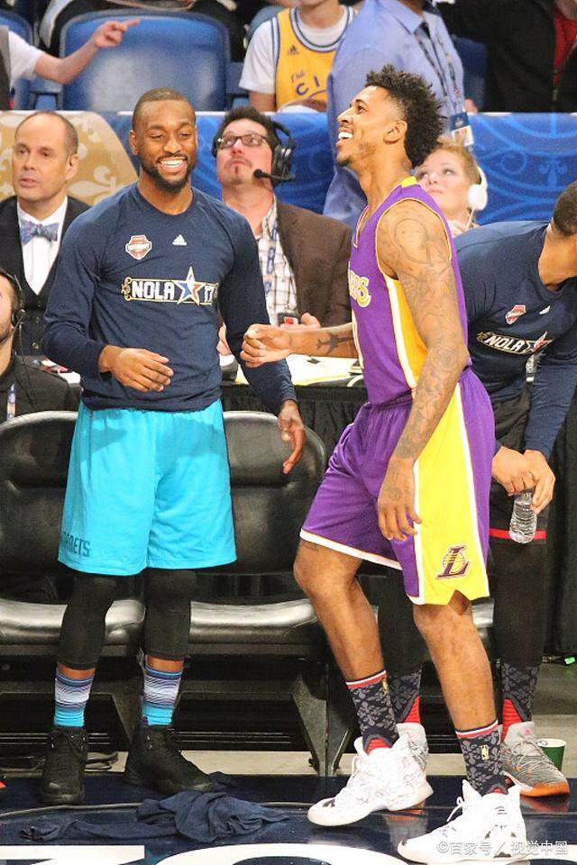 女解说Rita扎双马尾嫩的出水，网友却要其不要装嫩！如果1个嘉年华能约饭吗？