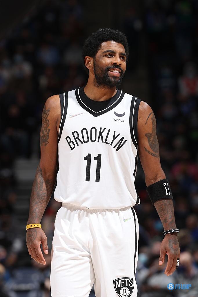 百分组合！湖人赢球海报：詹姆斯和东契奇大笑庆祝瞬间成为封面