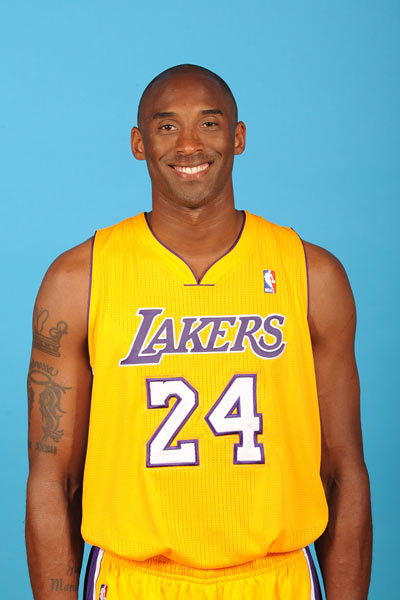 名场面！向佐发布会遭中国拳王扇耳光，向太一言不发郭碧婷脸色难看