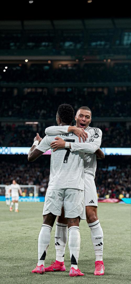 库里惊呆了！大空位三分四投全失，手感离奇“失踪”？