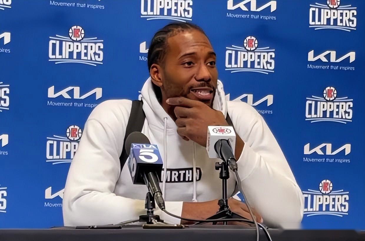 国安全队抵达北京，大兴机场内围满前来接机的国安球迷